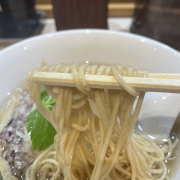 菅野製麺特注の全粒粉入り低加水麺を使用