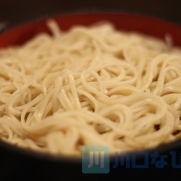 つるっとした蕎麦はコシが強め