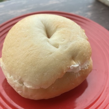 クリームチーズと自家製あんずのベーグル