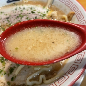 魚介の出汁が効いたみそベースのスープ