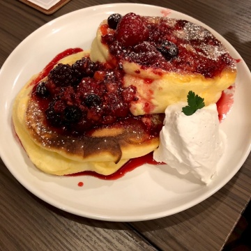 ベリーたっぷりのふわとろパンケーキ