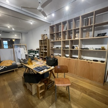 雑貨などを販売