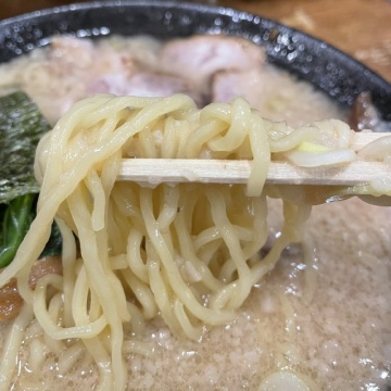 もちもちとした食感の中細縮れ麺